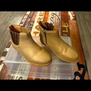 Carter/Simple joy, good condition, have a few scratches. Nice booties!!